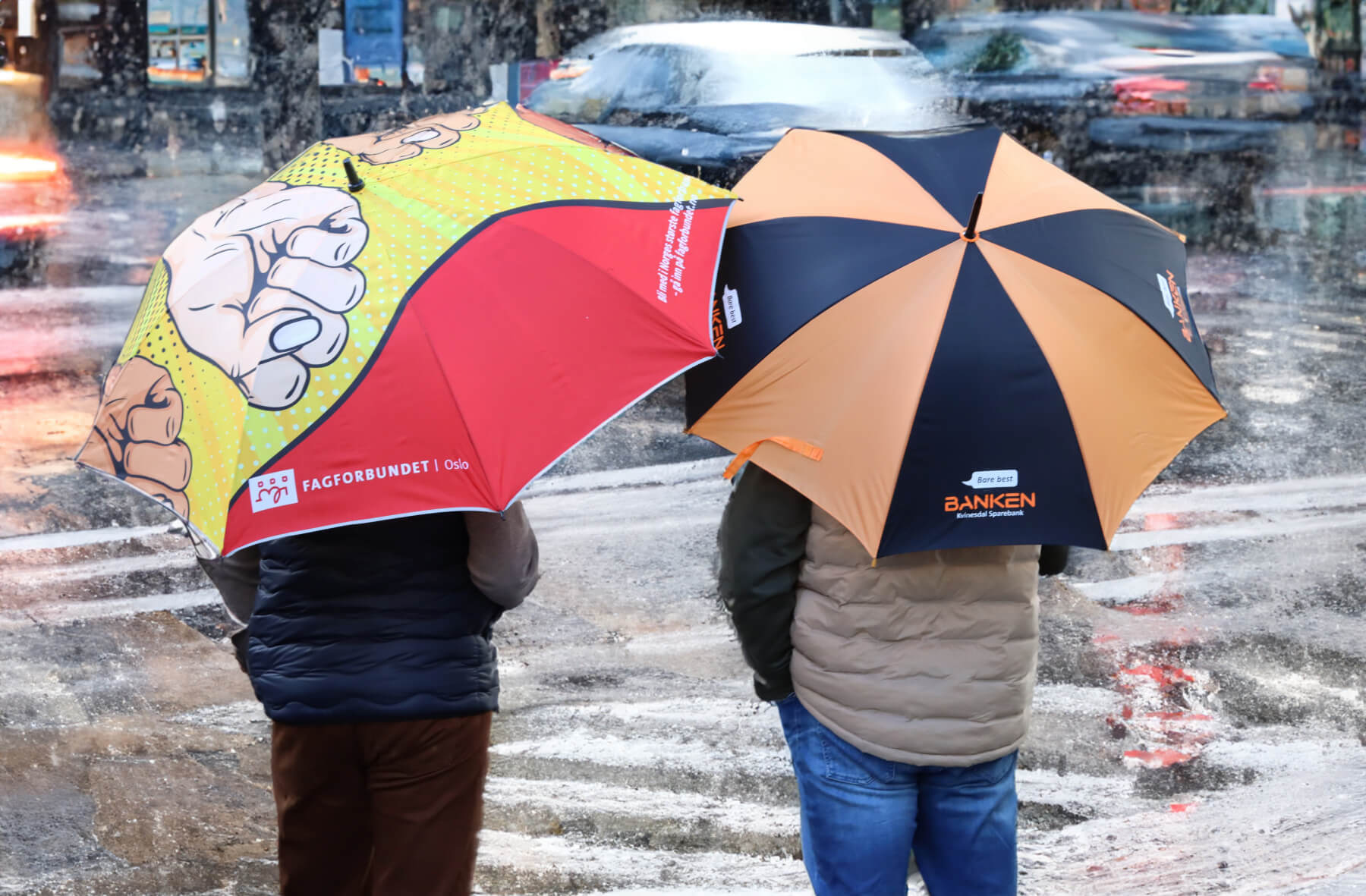Paraplyer med logo i regnet